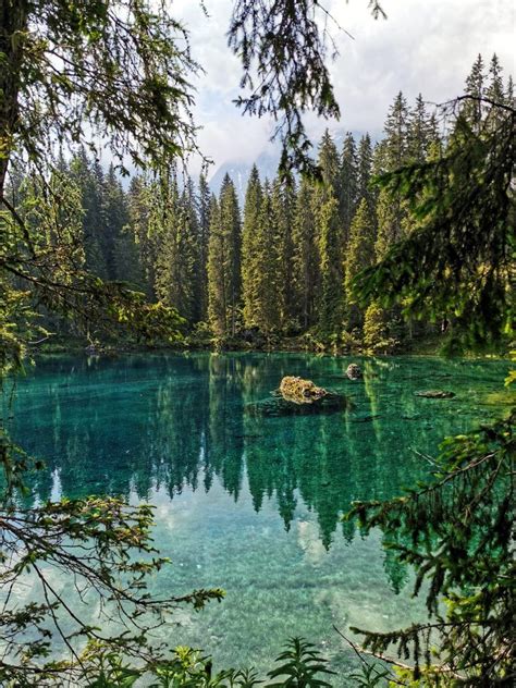 Il Lago di Carezza uno dei laghi più belli delle Dolomiti Alzati e
