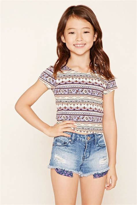 Forever 21 Girls A Pair Of Stretchy Denim Shorts With A Five Pocket