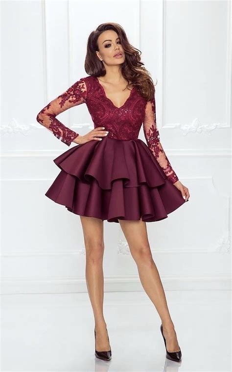 .hanno reso l'abito corto un must del guardaroba femminile reinventandolo in versione denim, stretch ed elegante per tutti gli outfit di ultima tendeza su come abbinare un abito corto per l'estate 2016. Vestito elegante corto, bordeaux - Abito donna con ...