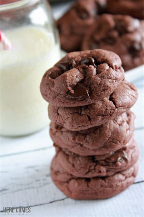 Mint and chocolate is one of my favorite flavor combos. Mint Chocolate Chip Pudding Cookies | Here Comes The Sun