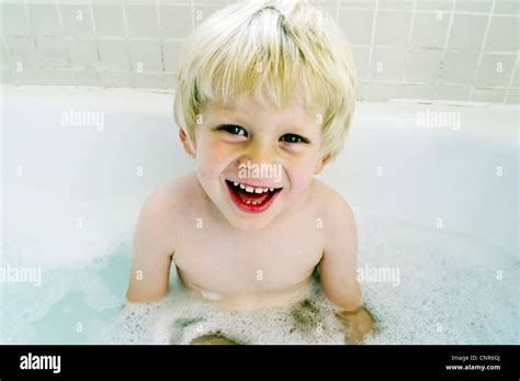 lächelnde junge sitzt im bad stockfotografie alamy