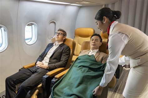 l agent de bord met la couverture pour le passager endormi pour le service en vol les voyages