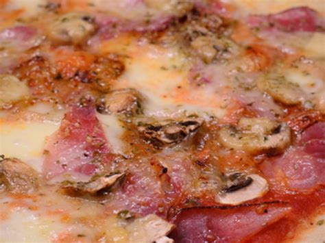 Terminer en disposant la mozzarella coupée en fines tranches, parsemer d'origan, sel. Pizza au jambon cru, aux champignons et au comté - Recette ...