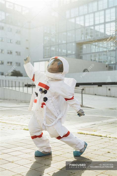 Astronautin Im Raumanzug Tanzt Bei Sonnigem Tag Auf Fußweg Nahe Gebäude