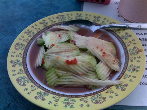 Pepaya muda, bengkuang dan apel juga bisa dijadikan rekomendasi cocolan yang pastinya akan menambah teman. Rujak Kuah Pindang Segar dan Pedas yang Nagihin - Kuliner Bali