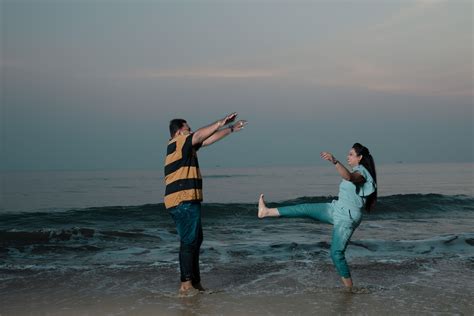 Funny Couple Pose Funny Couple Poses Funny Photography Prewedding