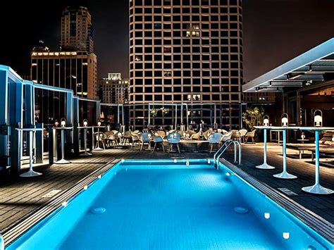 14 Hotels With Rooftop Pool In Chicago Isas Guide 2023