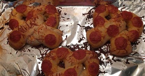 Cheese Stuffed Pizza Pretzels Recipe By Betsy Salmon Cookpad