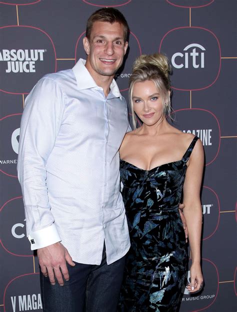 Rob Gronkowskis Girlfriend Kisses Him After Super Bowl 2021 Win Usweekly