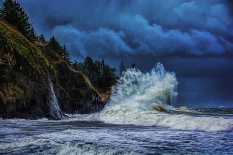 Waves Splashing Lighthouse On Rocky Coast Fondo De Pantalla Hd Fondo
