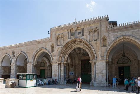 Byrd über eingänge in die innere erde in südamerika, die gegend dort sei wie ein schweizer käse in dieser hinsicht. Der Eingang Zur Al-Aqsa-Moschee Im Inneren Des ...