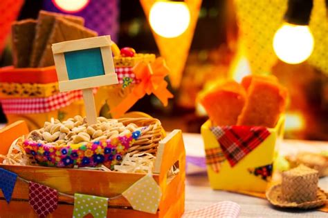 A primeira explica que surgiu em função das festividades ocorrem durante o mês de junho. Festa junina nas regiões do Brasil: como é comemorada?