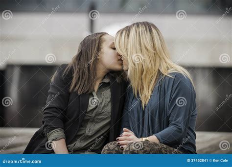 Heiligtum Reich Prallen 2 Women Kissing Plenarsitzung Ufer Usa
