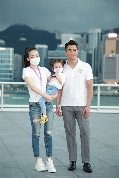 Jun 11, 2021 · 郭富城（aaron）名下的5歲愛駒「舞士精神」曾為他帶來多次拉頭馬機會，惟昨天傳來「舞士精神」因絞腸痧離世的噩耗。aaron在社交平台上載與愛駒的合照以及愛駒生前的照片，留言悼念︰「舞士精神。5歲。出賽十一次。取得四冠、三亞一季。五月下旬克服傷患一年，再度勝出頭馬，還以56秒09打破. 郭富城網上演唱會緊鑼密鼓籌備中 獲嬌妻方媛攜女助陣合影甜爆了__新浪網-北美
