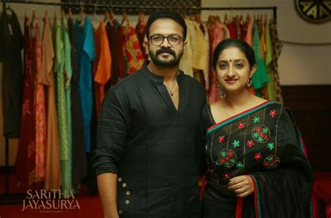 Actor jayasurya and wife saritha jayasurya landed in kottayam with saritha's designer brand dejavu. സജ്നയുടെ ബിരിയാണിക്കട ഇനി ജയസൂര്യ നടത്തും, കട ഏറ്റെടുത്ത് ...