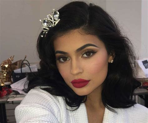 Kylie jenner passeia por lisboa 23 jul 2018. How Kylie Jenner Takes Her Perfect Selfies