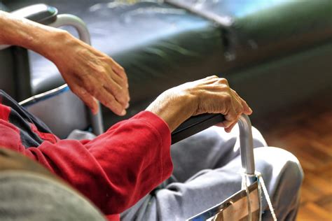 Revisa y descarga el consentimiento informado. Vacunación CdMx. Se disfrazan de abuelitos para vacuna covid