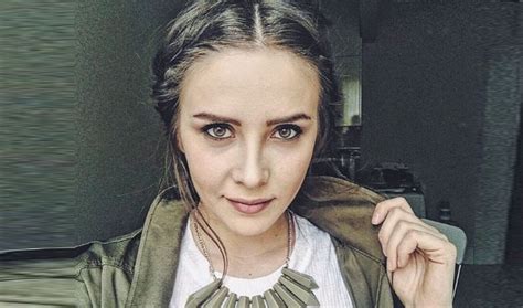 Ropörtaj maddnext ile türk dizisini keşfetmek. Elif dizisi Melek (Selin Sezgin) kimdir, kaç yaşında ...