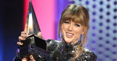 Democrat Backing Taylor Swift Stays Political At American Music Awards