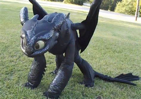 'How To Train Your Dragon' Toothless Dragon Cosplay - Geekologie