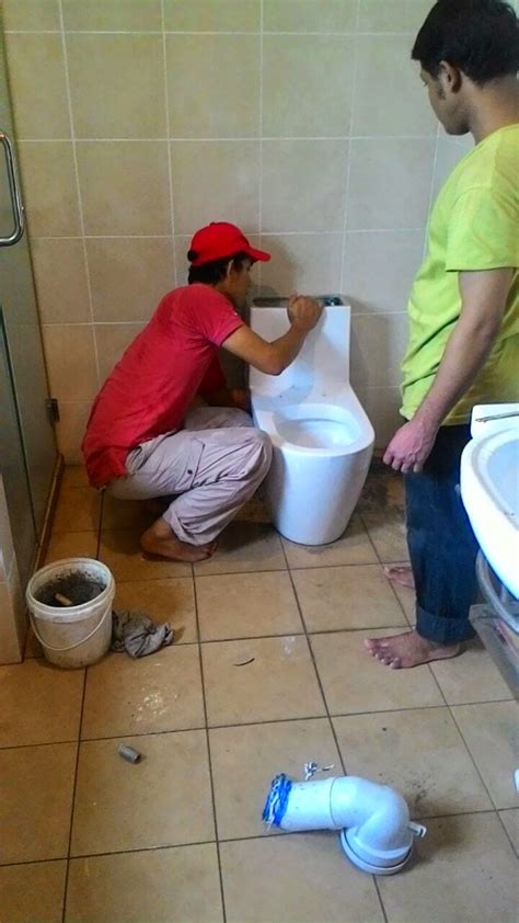 Tidak dapat dibayangkan sekiranya dia terus duduk di tandas itu. Tandas Duduk Rosak