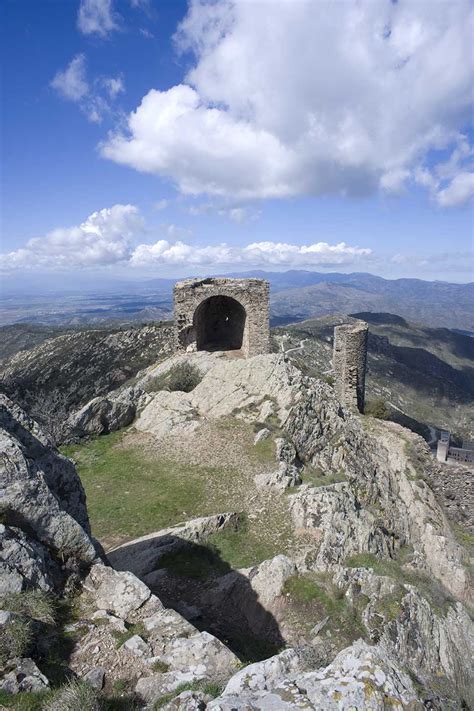 Castell total sobrenom aplicat modernament al quatre de nou sense folre. El castell de Sant Salvador és una petita fortalesa de l ...