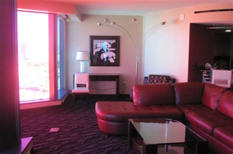 A corner 2 bedroom 2 king suite that is hearing accessible and includes a full kitchen and luxury bathroom, or a 3 bedrooms 3 kings premier suite with sofabed. Great room in 2 bedroom suite. - Picture of Elara, a ...