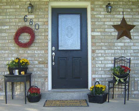 Too many front entry decor ideas are heavy on the furniture. Inexpensive Simple Front Porch Ideas from Home Hinges