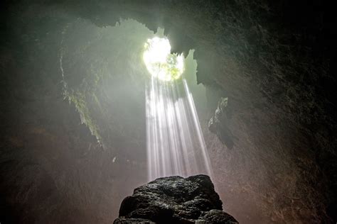 Giant Sinkhole Reveals Enormous Hidden Cave Complex
