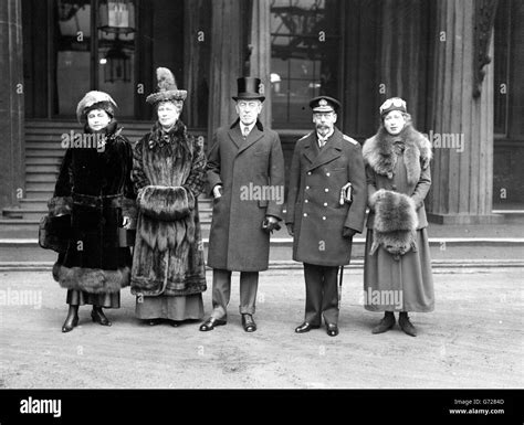 Left To Right Mrs Wilson Queen Mary President Wilson King George V
