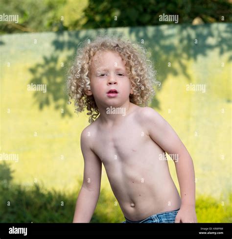 Petit Gar On Jouant Torse Nu Dans Le Jardin Photo Stock Alamy