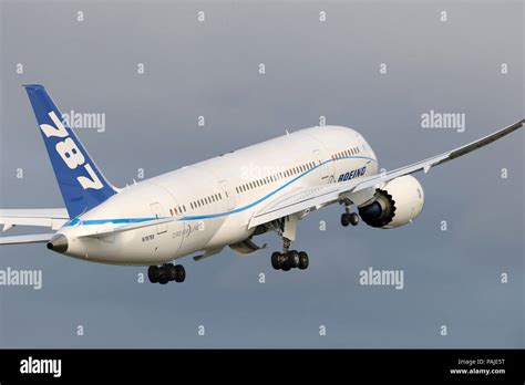 Boeing 787 8 Dreamliner Prototype Taking Off Stock Photo Alamy