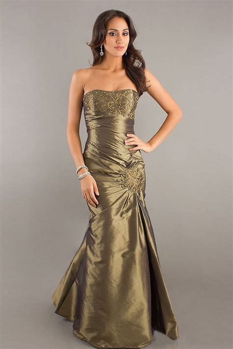 Haut aspect velours à relief. Robe bustier rouge style fourreau et trompette longue sol ...
