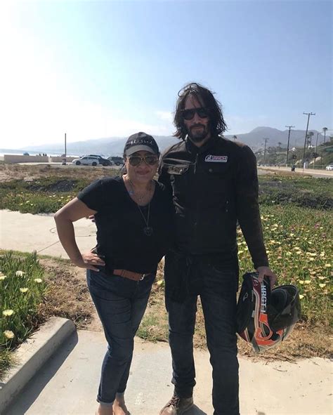 Keanu Reeves Doesnt Touch People When Taking Pictures And Its Too
