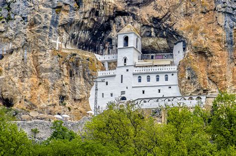 Eine atemberaubende küste, traumhafte strände, tolle nationalparks. Felsenkloster Ostrog, Montenegro | Franks Travelbox