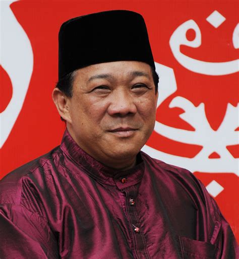 Dua ahli parlimen umno hari ini bertengkar di lobi parlimen sehingga mencetuskan kekecohan di lobi parlimen. Ahli Majlis Tertinggi UMNO Malaysia | UMNO