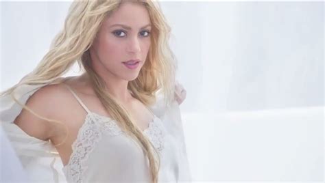 shakira sorprende haciendo striptease en un video … ¡guapa laura g