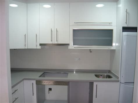 Encimeras para cocinas laminadas en estratificados de alta presión como formica y topform. REUSCUINA: Cocina en formica blanca