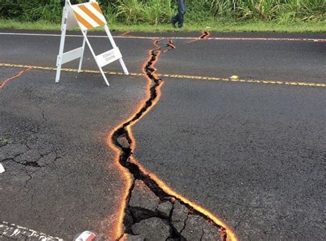 El Asfalto Cede Ante La Lava Del Volc N Kilauea En Haw I Wind Turbine