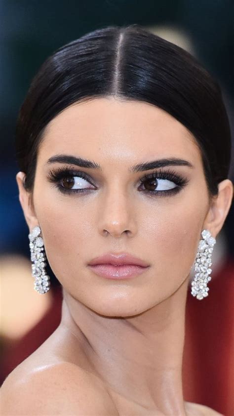 Kendalls Amazing Smoky Eye Jenner Makeup Kendall Jenner Makeup
