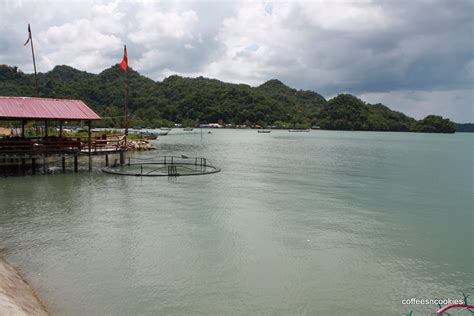 This rustic looking restaurant and fish farm blends naturally with the environment in kilim geopark. Ramblings: Langkawi Fish Farm Restaurant