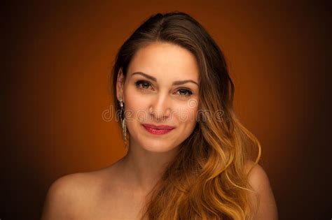 Retrato De Uma Mulher Nova Bonita Do Redhair Foto De Stock Imagem De