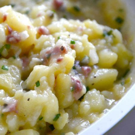 Mit diesem einfachen rezept zaubern sie im nu einen deftigen kartoffelsalat bayrische art, den wir mit kren und radieschen verfeinert haben. Bayrischer Kartoffelsalat (4.3/5) | Rezept ...