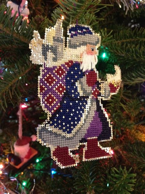 A color printer works best for this, so you can easily wall hangings, pillows, toys and placemats are just a few of the many projects you can make with free cross stitch patterns. Cross Stitch on perforated paper - undated | Christmas ...