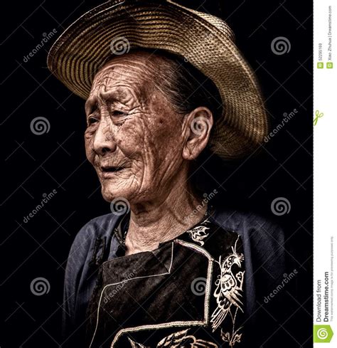 Oude Vrouw Van Een Etnische Willage Van Miao Stock Afbeelding ...