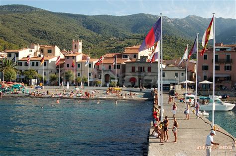 Quest'ultima viene servita nel giardino di fronte, immersi nel verde, con un ricco buffet self service dolce e salato. Strand von Marciana Marina auf der Insel Elba