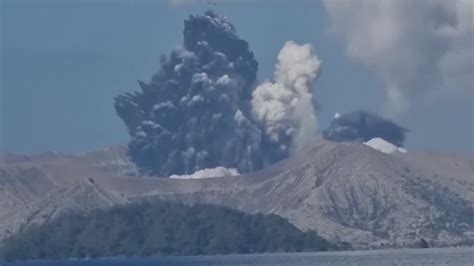Lactu En Vidéo Léruption Du Volcan Taal Aux Philippines Play Rts
