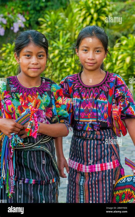 Dos niñas mayas con ropa tradicional en la ciudad de Panajachel en el lago Atitlán en el