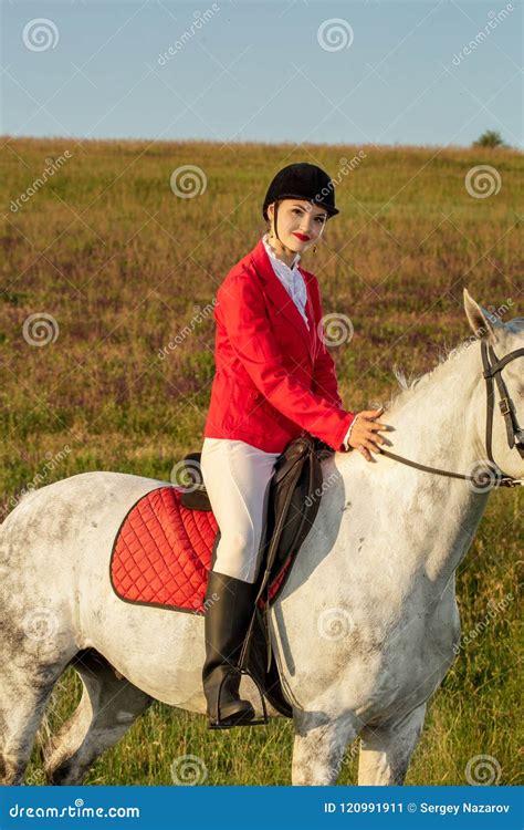 Die Reiterin Auf Einem Roten Pferd Reiter Auf Einem Pferd Pferd Racing Mitfahrer Auf Einem Pferd