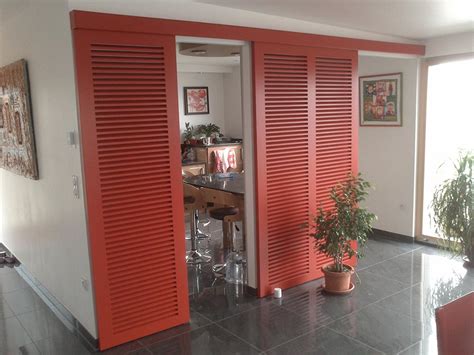 Faites votre choix entre des portes blanches, en verre, laquées ou revêtues d'un miroir ! Placard bois sur mesure agencement intérieur | ATELIER ...